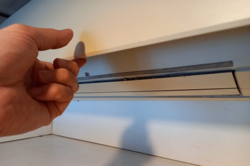 エアコンの前面カバーを持ち上げる