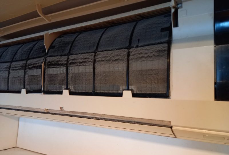 エアコンのフィルターが露出